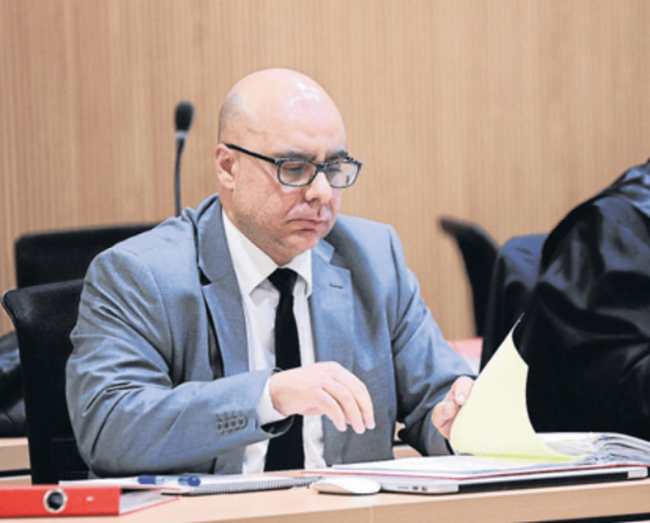 Antonio S.P., abogado imputado por la macroestafa de Telde,  durante el juicio (Foto Canarias7 / Cober Servicios Audiovisuales)